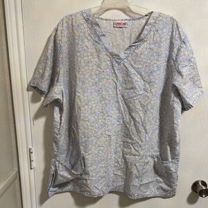 Cherokee Women Scrub Top 2X Light Daisy Print Pockets Short Sleeve Comfort Nurse